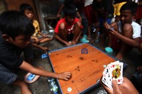 Permainan karambol dan permainan traditional daerah lainnya di Indonesia terancam punah karena tidak ada lagi yang memainkannya.