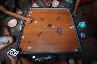 Berbeda halnya dengan permainan anak modern yang semuanya diproduksi oleh pabrik secara massal, sehingga kreatifitas anak untuk menciptakan sendiri permainannya menjadi hilang dan rata-rata permainan modern itu dimainkan oleh satu orang saja.