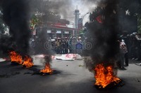 Sekitar seratus mahasiswa Universitas Indonesia Timur (UIT) menggelar salat jenazah pada bungkusan kain kafan bertuliskan SBY, di depan SPBU Pettarani-Rappocini.