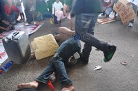 Anggota LMND yang berunjuk rasa di bawah kolong fly over menggelar aksi teatrikal yang menggambarkan penderitaan rakyat miskin akibat kenaikan harga BBM.