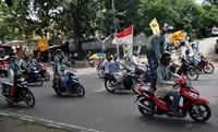 Kelompok mahasiswa dari PMII mengecat tubuhnya menggelar konvoi sepeda motor.