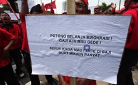 Mereka memberikan solusi agar BBM tidak dinaikan yaitu pemotongan belanja birokrasi.