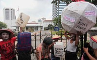 Mereka menggelar demontrasi di depan Balaikota Jakarta.