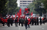 Sejumlah satgas PDIP menjaga aksi ini.
