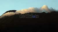Keindahan Gunung Salak terlihat dari Cisarua, Bogor, Jawa Barat, Senin 26/03), pagi hari.
