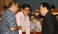 Ketua Badan Anggaran Melcias Markus Mekeng (kanan) didampingi Wakil Ketau Banggar, Mirwan Amir (tengah) berbincang dengan Menteri Keuangan Agus Martowardjojo sebelum rapat dimulai. Ramses/detikcom.