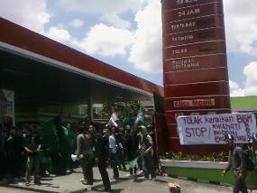 Tolak Kenaikan Harga BBM, Mahasiswa Kuasai SPBU
