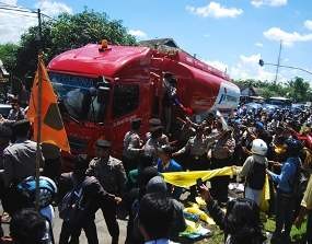 Tolak Kenaikan BBM, PMII Bondowoso Sandera Truk Pertamina