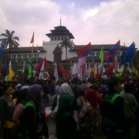 Ratusan Mahasiswa Gelar Demo Tolak Kenaikan BBM di Gedung Sate
