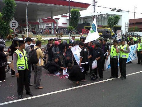 Demo Anti Kenaikan BBM di Kendari, Jendela DPRD & Pos Polisi Rusak Demo Anti Kenaikan BBM di Kendari, Jendela DPRD & Pos Polisi Rusak