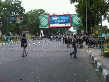 Polisi Blokir Jalan Masuk Utama ke Bandara Polonia