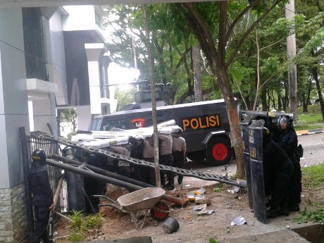Mahasiswa & Polisi Bentrok, Pintu Kantor Gubernur Sulsel & ATM Rusak