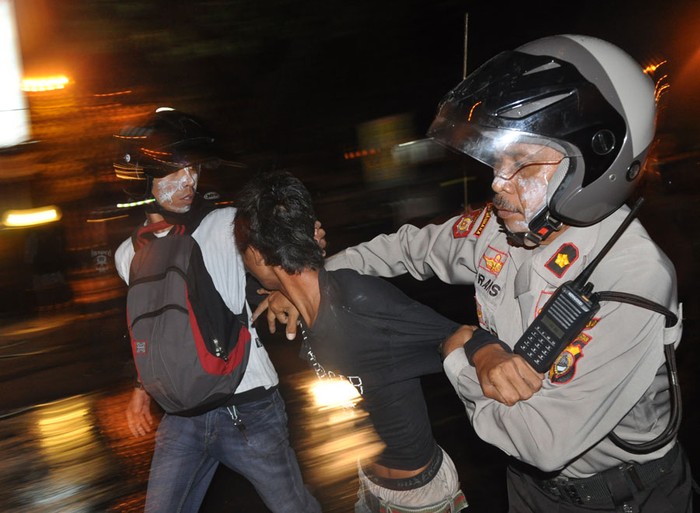 Polisi Bebaskan 8 Mahasiswa, Bentrok Polisi-Mahasiswa di Makassar Usai