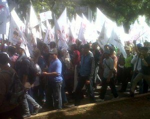 Panas & Hujan Tak Bikin Polwan Menyerah Jaga Demo