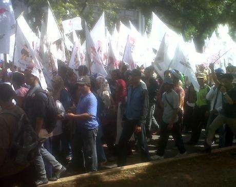 Panas & Hujan Tak Bikin Polwan Menyerah Jaga Demo