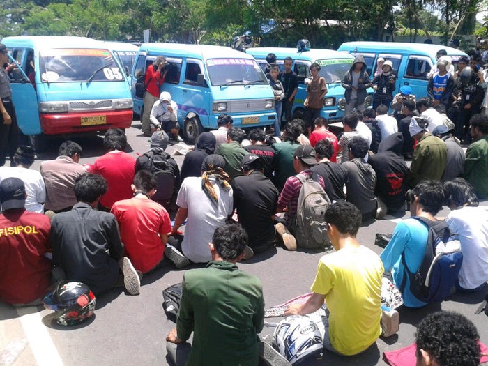 Tolak Kenaikan BBM, Mahasiswa Blokir Pintu Kantor Gubernur Sulsel