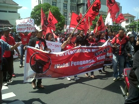 Beratribut Lengkap, Ratusan Kader PDIP Semarang Demo Tolak Kenaikan BBM Beratribut Lengkap, Ratusan Kader PDIP Semarang Demo Tolak Kenaikan BBM