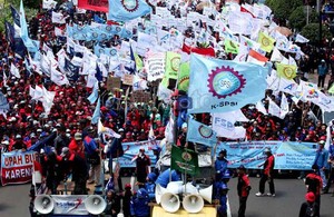 Seratusan Kader PDIP Longmarch ke Istana, Jl Diponegoro Macet