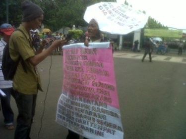 Demo Depan Istana, Kakek 65 Tahun Mengaku Presiden RI yang Baru Demo Depan Istana, Kakek 65 Tahun Mengaku Presiden RI yang Baru