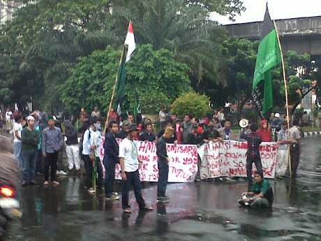 Massa Konami Bentrok dengan Polisi di Gambir