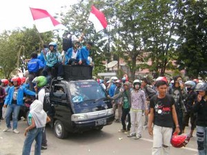 Demo BBM, Mahasiswa Untad Palu Bentrok dengan Polisi