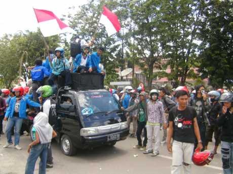 Demo BBM, Mahasiswa Untad Palu Bentrok dengan Polisi Demo BBM, Mahasiswa Untad Palu Bentrok dengan Polisi