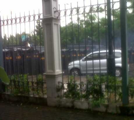 Massa Konami vs Polisi di Gambir, Xenia Jadi Bulan-bulanan