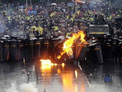 Gas Air Mata vs Bom Molotov di Gambir