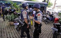 Mulai dari dalam kantor hingga kantin diperiksa oleh tim Gegana.