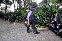 Tempat parkir dan taman pun tak luput dari pemeriksaan tim Gegana.