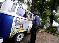 Setelah melakukan penyisiran dalam dan luar ruangan selama dua jam petugas tidak menemukan adanya bom ataupun sejenis bahan peledak