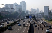 Arus lalu lintas di Jalan Gatot Subroto yang biasanya macet tampak lancar.