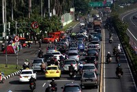 Sejumlah polisi mengatur arus lalu lintas di depan gedung DPR, Jakarta.