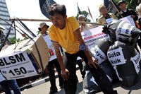 Mereka juga menyampaikan bahwa pemberian BLT serta BSLM bukan solusi untuk rakyat kecil.