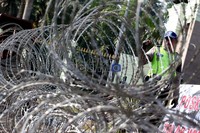 Selain dipagari kawat berduri, gedung DPR juga dijaga oleh ratusan aparat kepolisian.