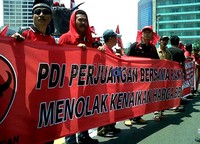 Simpatisan PDIP berdemo sambil membawa spanduk menolak kenaikan harga BBM. Spanduk yang mereka bawa dibentangkan di bundaran Hotel Indonesia, Jakarta, Selasa (27/3/2012). (David).