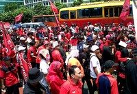 Simpatisan PDIP long march menuju Istana Negara di Jalan Merdeka Utara.