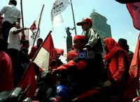 Simpatisan PDIP berdatangan ke bundaran Hotel Indonesia dengan mengendarai mobil dan motor. (David).