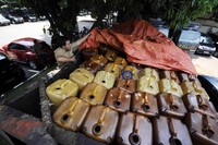 Selain menyita barang bukti solar, polisi juga mengamankan tersangka berinisial LFL.