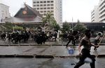 Dipukul Mundur, Mahasiswa Tunggang Langgang
