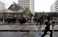 Sedikitnya ada 12 orang yang luka-luka, terkena gas air mata dan peluru karet