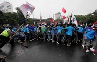 Konami bersama PMI bahu-membahu mengevakuasi demonstran.