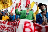Para demonstran akhirnya bentrok dengan aparat di jalan Medan Merdeka Timur sore harinya
