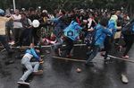 Dipukul Mundur, Mahasiswa Tunggang Langgang