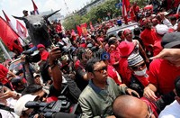 Massa PDIP memadati Jalan Medan Merdeka Utara, Jakarta. Selain berorasi mereka juga membawa repliba banteng.
