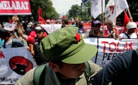 Tidak hanya massa PDIP, sejumlah elemen masyarakat juga mendatangan Istana untuk menolak rencana kenaikan harga bahan bakar minyak (BBM).
