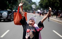Seorang nenek yang memakai kemeja merah-hitam bergambar Megawati dan Soekarno itu berjoget dan melambai-lambaikan tangannya ke udara sambil bernyanyi lagu Garuda Pancasila. Aksi tersebut dilakukan saat massa PDIP bergerak menuju Istana Merdeka.
