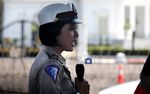 Polwan Cantik Pantau Demo BBM