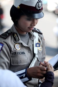 Apabila situasi memanas, polwan cantik ini turun ke lapangan meredam suasana.