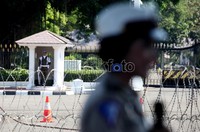 Selain dijaga oleh TNI/Polri, Istana Merdeka juga dipagari kawat berduri. Pemasangan kawat berduri tersebut untuk mengantisipasi demo anarkis.